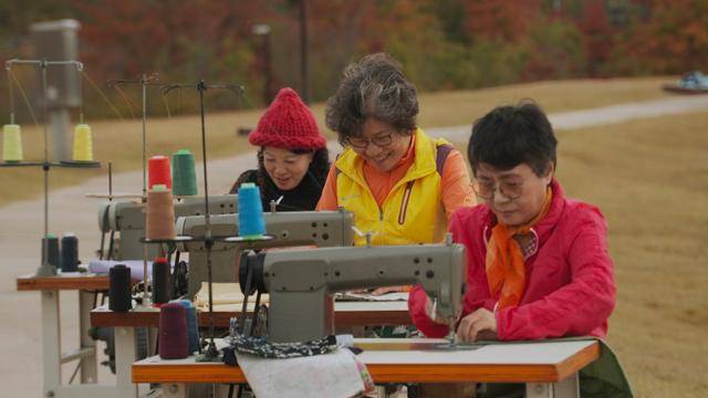 1970년대 10대 여공이었던 임미경(왼쪽부터), 신순애, 이숙희씨는 60세 언저리에 과거를 돌아보며 추억에 잠긴다. 플라잉타이거픽처스 제공