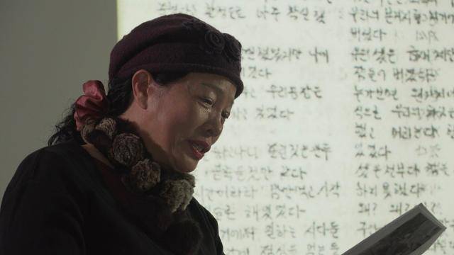 임미경씨가 노동의 힘겨움을 담아냈던 자작시를 읽으며 눈물을 흘리고 있다. 플라잉타이거픽처스 제공