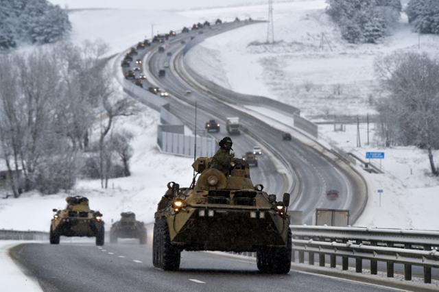 러시아군 장갑차가 18일 우크라이나 크림반도의 한 고속도로를 따라 이동하고 있다. 크림반도=AP 연합뉴스