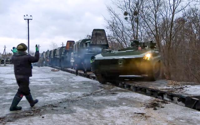 19일 러시아 장갑차가 벨라루스에 도착한 후 철도에서 운전해 나오고 있다. 러시아는 우크라이나 인근 지역의 병력을 증강하기 위해 다수의 병력을 우크라이나와 국경을 접하고 있는 벨라루스에 파견했다. 민스크=AP 뉴시스