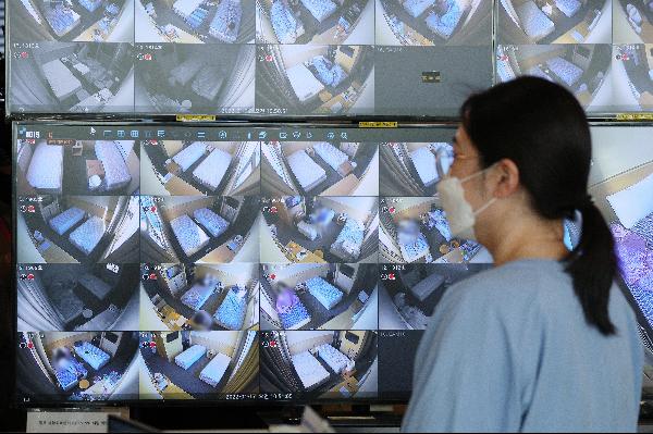 서울 중구 동호생활치료센터에서 의료진이 패쇄회로(CCTV)를 통해 환자들을 모니터하고 있다./사진=조선일보 DB