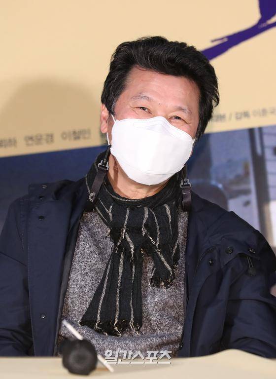 배우 김뢰하가 20일 오후 서울 광진구 자양동 롯데시네마 건대입구에서 열린 영화 '효자' 시사회에서 기자들의 질문에 답하고 있다. '효자'(감독 이훈국)는 장례를 치른 지 얼마 지나지 않아 좀비로 돌아온 어머니에게 다섯 형제가 생전에 하지 못한 효도를 하기로 결심하면서 벌어지는 상상 초월 좀비극으로 김뢰하, 연운경, 이철민, 박효준, 전운종, 안민영 등이 열연했다. 27일 개봉. 김진경 기자 kim.jinkyung@joongang.co,kr/2022.01.20/