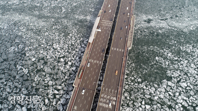 포근한 영상의 날씨를 보인 지난해 1월 13일 오후, 볕이 잘 드는 한강의 가장자리부터 얼음이 녹고 있다. 강윤중 기자