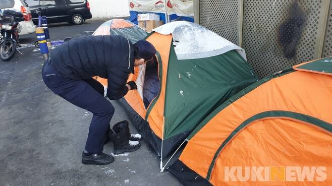 서울역 파출소 박아론 경위가 텐트를 돌며 노숙인의 안부를 살폈다.   사진=이소연 기자 