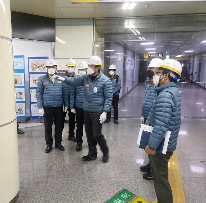 홍승활 사장을 비롯한 대구도시철도공사 경영진들이 지난 19일과 20일 역사 시설물을 둘러보며 안전대책을 점검했다. (대구도시철도공사 제공) 2022.01.20
