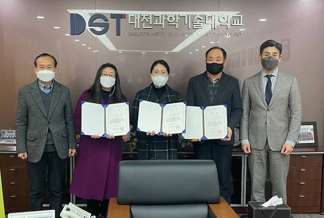이효인(맨 오른쪽) 총장과 수상자들 *재판매 및 DB 금지