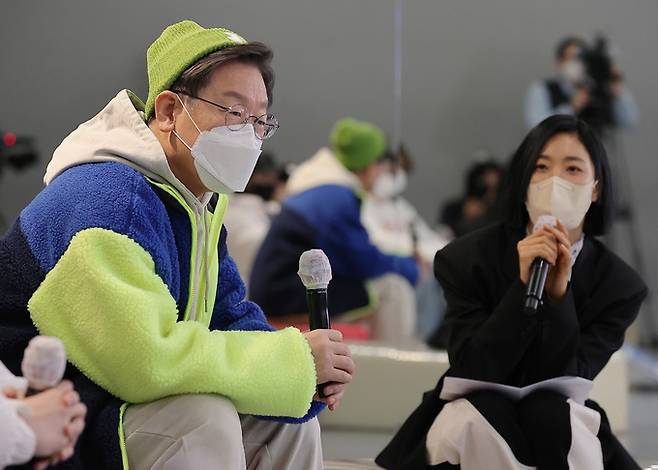 이재명 대불어민주당 대선 후보가 20일 서울 성동구 원밀리언 댄스 스튜디오에서 'JM, 우리가 원하던게 이거잖아' 리아킴, 백구영, 영제이, 시미즈, 하리무, 루트와의 만남을 갖고 댄서들의 근무 환경, 고충을 청취하고 있다. 뉴시스