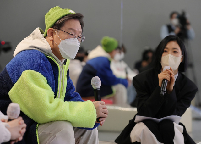 이재명 더불어민주당 대선 후보가 20일 서울 성동구 원밀리언 댄스 스튜디오에서 열린 ‘JM, 우리가 원하던게 이거잖아 - 리아킴, 백구영, 영제이, 시미즈, 하리무, 루트와의 만남’에서 참석자들의 질문을 경청하고 있다./권욱 기자