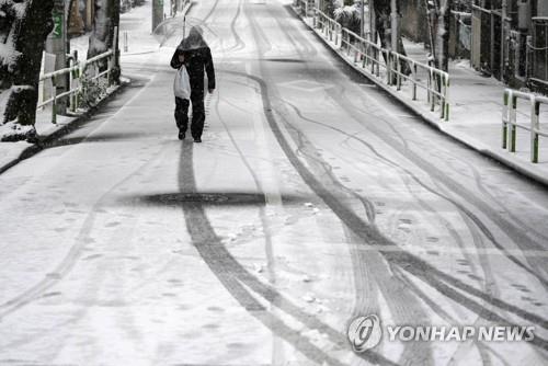 눈 덮인 도쿄 거리를 걸어가는 일본 노인 [EPA=연합뉴스 자료사진]