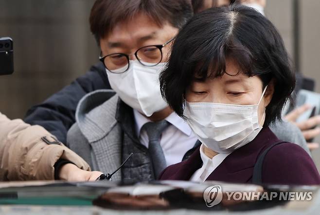 당선무효형 선고받은 양정숙 의원 (서울=연합뉴스) 홍해인 기자 = 21대 총선 당시 재산을 축소 신고했다는 혐의로 재판에 넘겨진 무소속 양정숙 의원이 20일 서울 양천구 서울남부지방법원에서 열린 1심 선고공판을 마친 뒤 법원을 나서고 있다. 
    서울남부지법 형사11부는 이날 공직선거법 위반·무고 혐의로 기소된 양 의원에게 공직선거법 위반 혐의로 벌금 300만원을, 무고 혐의로 징역 8개월에 집행유예 2년을 각각 선고했다. 
    국회의원은 공직선거법 위반죄로 벌금 100만원 이상의 형을 확정되면 당선이 무효가 되며, 일반 형사 사건에선 금고 이상의 형(집행유예 포함)이 확정되면 그 직을 잃는다. 2022.1.20 hihong@yna.co.kr