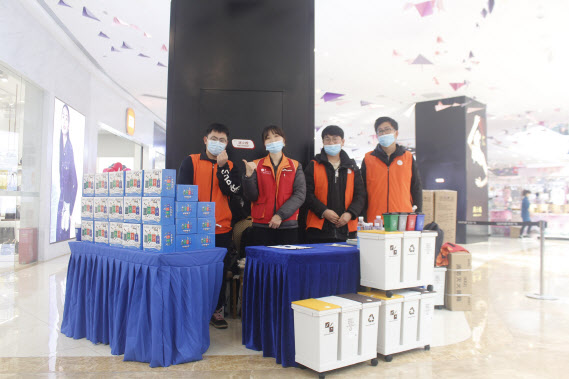 SK아이이테크놀로지 중국 창저우 법인(SKBMC)과 BEST 구성원들이 지난 8일 중국 창저우시 진탄구 내 최대 쇼핑몰인 우위에 광장에서 분리수거 캠페인을 진행하고 있다. (사진=SK아이이테크놀로지)