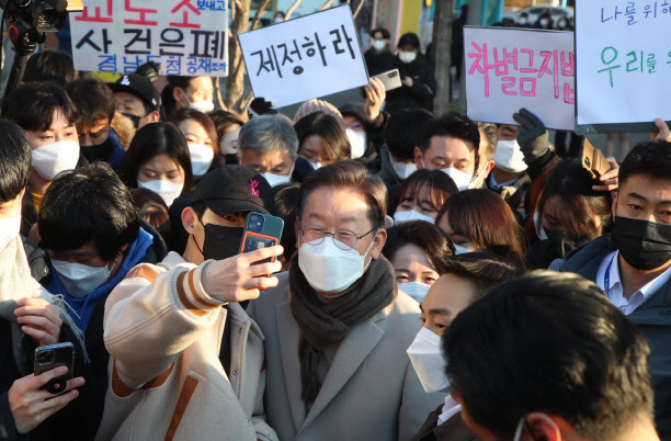 이재명 더불어민주당 대선 후보가 21일 서울 마포구 연남동 거리에서 열린 ‘걸어서 민심 속으로’ 연남동 거리 걷기 행사에서 시민들과 기념사진을 찍고 있다.(사진=연합뉴스)