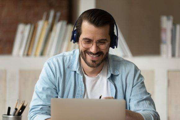 헤드폰은 최대 음량의 60% 이하로 낮춰 들어야 뇌가 손상되지 않는다.[사진=게티이미지뱅크]