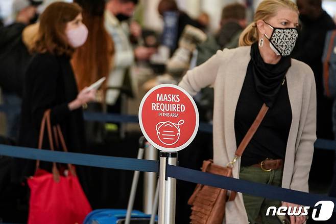 2021년 12월22일(현지시간) 미국 조지아주 애틀랜타의 하츠필드-잭슨 애틀랜타 국제공항에 '마스크 착용 필수'라는 표지판이 보이고 있다. 2022.01.21/news1 © 로이터=뉴스1 © News1 김민수 기자