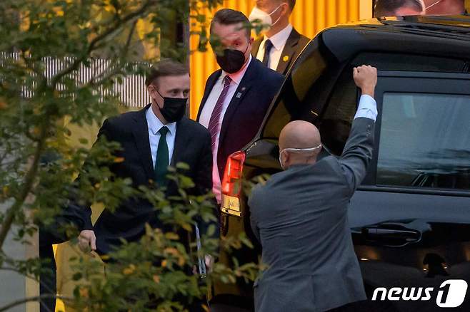 제이크 설리번 백악관 국가안보 보좌관이 스위스 취리히에서 양제츠 중국 외교담당 정치국원과 회담을 마친 뒤 차량에 탑승하고 있다. © AFP=뉴스1 © News1 우동명 기자