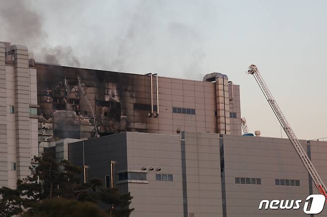 21일 오후 3시쯤 충북 청주시 청원구 오창읍 한 이차전지 공장에서 불이 나 소방당국이 진화작업을 하고 있다.  2022.1.21/뉴스1 © News1 김용빈 기자