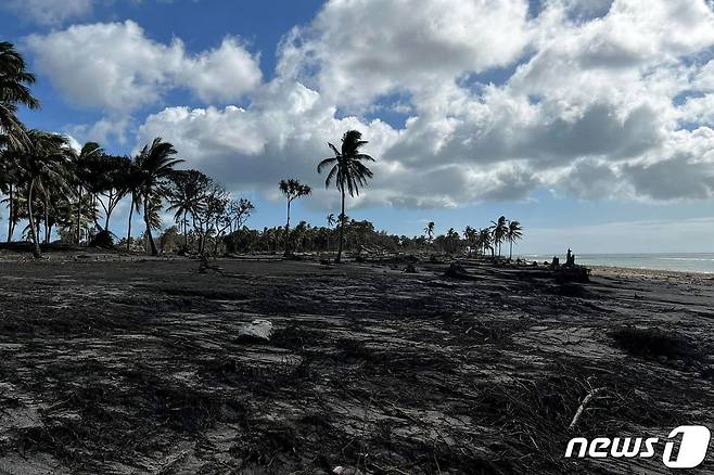 20일 (현지시간) 훙가통가-훙가하아파이 해저 화산의 폭발로 통가 통가타푸 해변이 화산재로 덮인 모습이 보인다. © AFP=뉴스1 © News1 우동명 기자