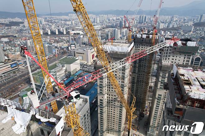 21일 오전 광주 서구 화정동 '현대산업개발 아파트 신축공사 붕괴사고' 현장에서 사고 수습당국이 기울어진 타워크레인 해체작업을 하고 있다. 지난 11일 오후 3시46분쯤 해당 공사 현장 201동 건물이 38층부터 23층까지 무너져 작업자 6명이 실종됐다. 실종자 중 1명은 숨진 채 수습됐고, 나머지 5명은 구조하지 못하고 있다.(소방청 제공) 2022.1.21/뉴스1 © News1 황희규 기자