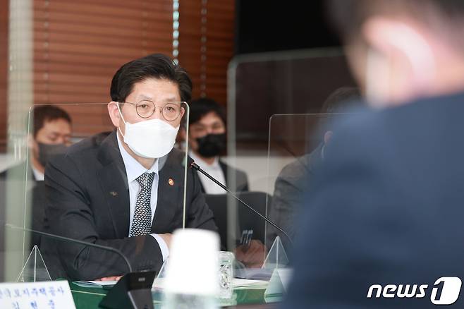 노형욱 국토교통부 장관이 18일 열린 건설안전 관계기관 회의에 참석해 5개 산하기관장 및 건설 유관단체 협회장들과 함께 전국 단위 건설 현장 안전 확보를 위한 점검과 제도개선 필요 사항들을 논의하고 있다. (국토교통부 제공) 2022.1.18/뉴스1