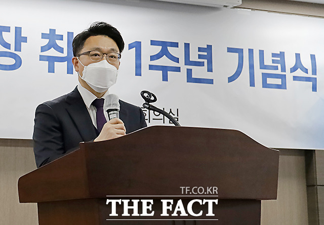 고위공직자범죄수사처가 21일 출범 1년을 맞은 가운데, 김진욱 공수처장이 이날 오후 경기도 정부과천청사에서 열린 취임 1주년 기념식에서 기념사를 하고 있다. /공수처 제공