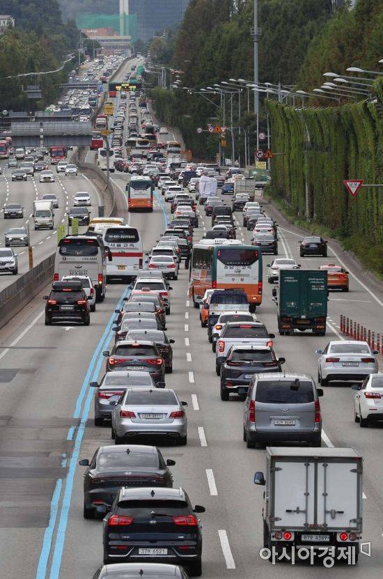 추석 연휴를 하루 앞둔 지난9월 17일 서울 서초구 잠원IC 인근 경부고속도로 하행선에서 차량들이 줄지어 이동하고 있다. 한국교통연구원에 따르면 이번 연휴 동안 하루 평균 이동량은 지난해 추석보다 3.5%, 올해 설보다는 31.5% 늘어날 전망이다. 대부분이 자가용을 이용할 것으로 보여 고속도로 혼잡이 예상된다. 귀성길은 추석 하루 전인 20일 오전, 귀경길은 추석 당일인 21일 오후에 가장 혼잡할 것으로 보인다. /문호남 기자 munonam@