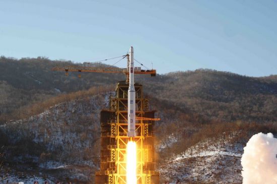 2012년 12월 조선중앙통신이 보도한 동창리 '서해위성발사장'에서의 장거리 로켓 '은하 3호' 발사 모습. [이미지출처=연합뉴스]