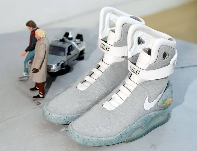 미국의 SF영화, 백 투 더 퓨쳐의 영감을 받아 지난 2011년 만들어진 ‘나이키 맥’ 전세계 1500족 한정판으로 파킨슨병 진단을 받은 배우 마이클 제이폭스 연구 재단을 위한 기금을 모으려는 목적으로 발매됐다.