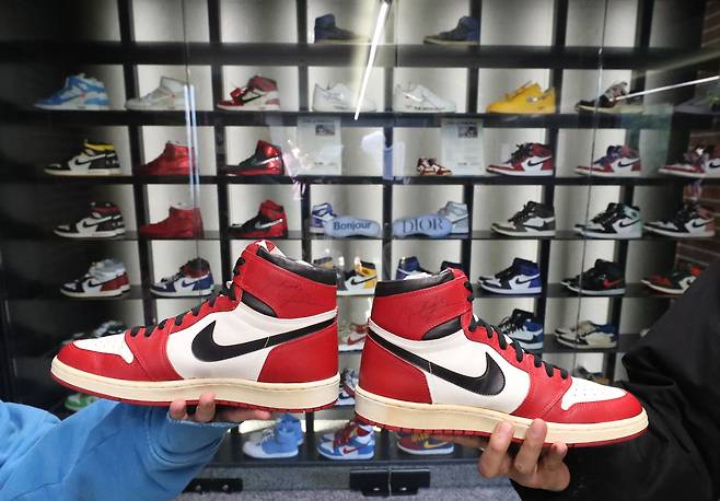 20일 오후 서울 종로구 호아드 갤러리에서 '아트 스니커즈+넥 브레이커즈' 전시가 열리고 있다.사진은 마이클 조던 친필 1985년 에어 조던1 시카고의 모습.  2022. 1. 20 / 장련성 기자