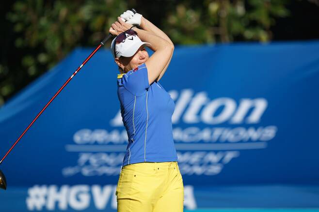 안니카 소렌스탐이 21일 미국 플로리다주 올랜도의 레이크 노나 골프 앤드 컨트리클럽에서 열린 2022시즌 LPGA 투어 개막전 힐턴 그랜드 버케이션스 토너먼트 오브 챔피언스 1라운드 유명 인사 부문에 나서 경기하고 있다./LPGA