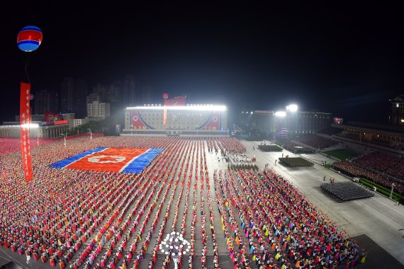 북한 노동당 기관지 노동신문은 지난해 9월 9일 정권수립 73주년 기념 민간 및 안전무력 열병식을 진행했다고 보도했다. 당시 열병식은 정규군이 아닌 각 지방의 노농적위군, 각 사업소 및 단위별 종대 및 경찰이 참석하는 형식으로 이뤄졌다. 사진=평양 노동신문 캡처