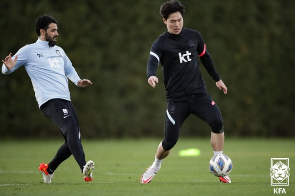 김건희(오른쪽, 한국 국가대표팀). 대한축구협회 제공