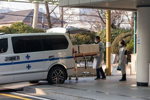 2020년 12월26일 국립중앙의료원 장례식장 앞에서 관이 운구되고 있다. 박승화 기자 eyeshoot@hani.co.kr