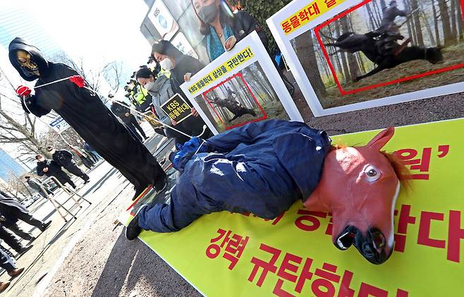 한국동물보호연합 등 동물보호단체들이 21일 서울 여의도 한국방송 본관 앞에서 드라마 <태종 이방원> 동물학대 규탄 기자회견을 했다. 이정용 선임기자 lee312@hani.co.kr