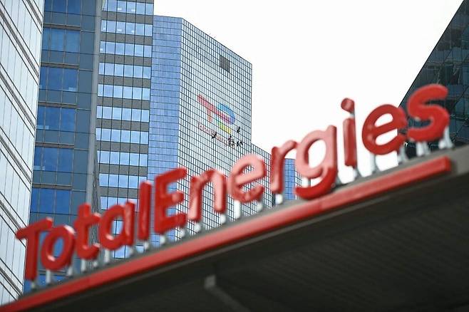 프랑스 에너지 기업 토탈에너지스의 로고. 토탈은 21일 미얀마 가스 사업에서 철수한다고 발표했다. AFP 연합뉴스