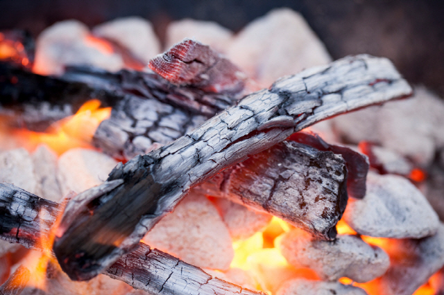 요리할 때 석탄 등 고체 연료를 사용한다면 눈 건강을 특별히 주의해야 한다./사진=클립아트코리아