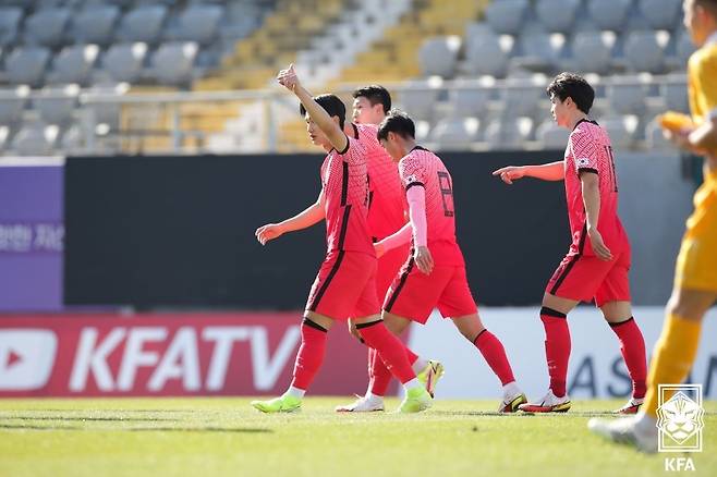 A매치 2경기 연속골을 터트린 김진규(왼쪽). [사진 대한축구협회]