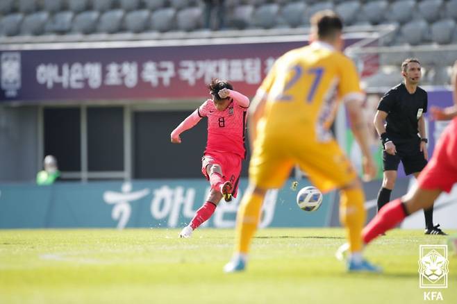 한국 축구대표팀 백승호가 21일 터키 안탈리아에서 열린 몰도바와의 평가전 전반 강력한 프리킥을 차고 있다. 대한축구협회 제공