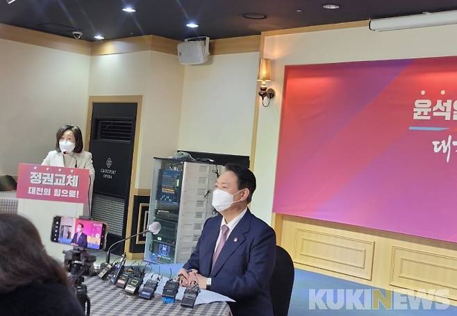 윤석열 국민의힘 대선후보가 21일 오후 대전에서 열린 지역기자 간담회에서 답변하고 있다.   사진=조현지 기자