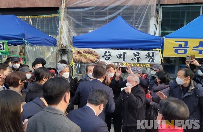 윤석열 국민의힘 대선후보가 21일 대전 동구 중앙시장에서 시민들과 직접 인사를 나누며 소통하고 있다.   사진=조현지 기자