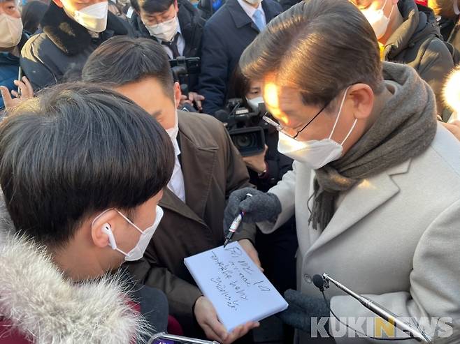 이재명 더불어민주당 대선 후보가 21일 서울 마포구 연남동 거리에서 시민을 만나 사인을 하고 있다.   사진=김은빈 기자