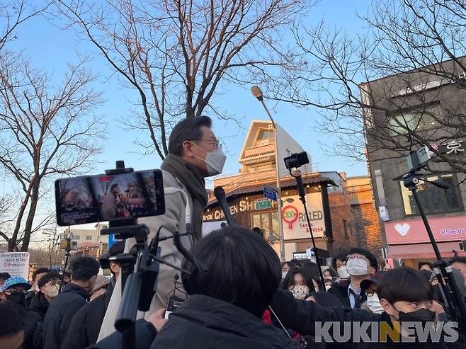 이재명 더불어민주당 대선 후보가 21일 서울 마포구 연남동 거리에서 즉설연설을 하고 있다.   사진=김은빈 기자