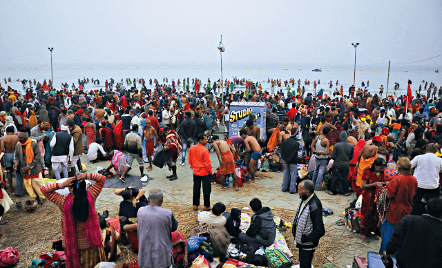 인도에서 코로나19 확진자가 폭증하는 가운데 지난 14일(현지시간) 서벵골주 사가르의 갠지스강 강가에서 열린 ‘마카르 산크란티’ 축제에 사람들이 운집해 있다. 로이터연합뉴스
