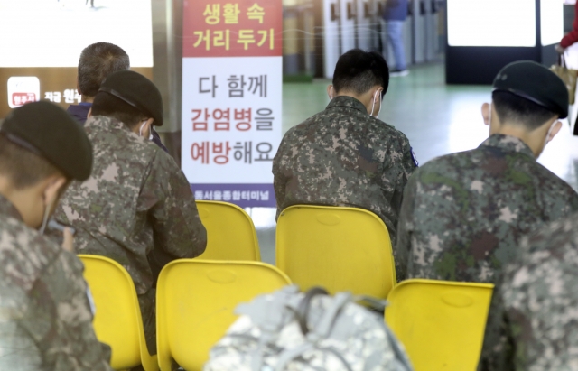 서울 동서울터미널에 앉아있는 군장병들. 사진은 기사 내용과 관련이 없음. 뉴시스