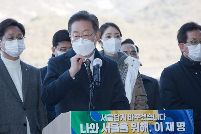 이재명 더불어민주당 대선 후보가 21일 서울 은평한옥마을에서 '서울 지역 공약'을 발표한 뒤 기자들의 질문을 받고 있다. 국회사진기자단