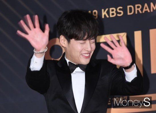 배우 강하늘(사진)이 지난 20일 공개된 웹 예능 '문명특급'에서 유쾌하면서도 매너 넘치는 면모로 웃음을 안겼다. /사진=장동규 기자