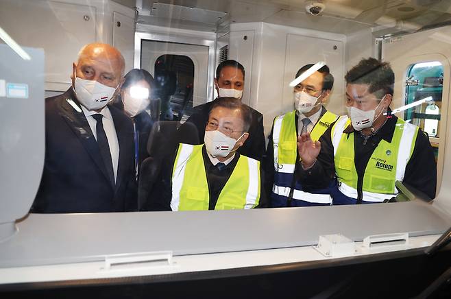 [카이로=뉴시스] 김진아 기자 = 문재인 대통령이 21일(현지시간) 이집트 카이로 엘살렘 차량기지를 방문해 카멜 압델 하디 엘 와지르 이집트 교통부 장관과 함께 정차된 열차 운전석에 탑승해 직원으로부터 설명을 듣고 있다. 2022.01.21. bluesoda@newsis.com