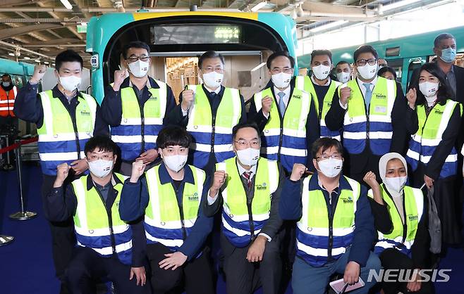 [카이로=뉴시스] 김진아 기자 = 문재인 대통령이 21일(현지시간) 이집트 카이로 엘살렘 차량기지를 방문해 주요 참석자 및 현대로템 직원들과 함께 기념촬영을 하고 있다. 2022.01.21. bluesoda@newsis.com