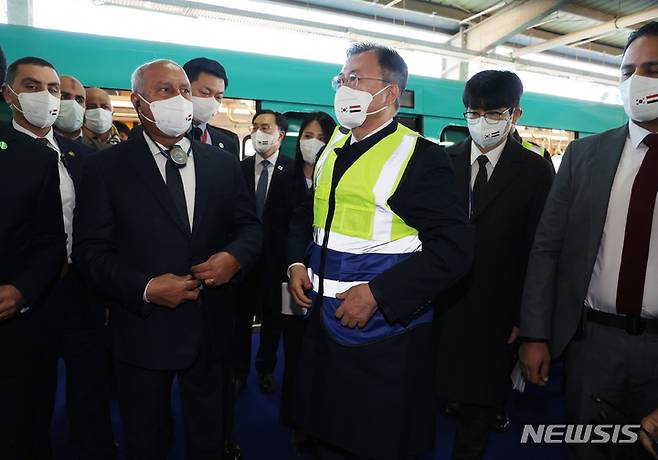 [카이로=뉴시스] 김진아 기자 = 문재인 대통령이 21일(현지시간) 이집트 카이로 엘살렘 차량기지를 방문해 안전 조끼를 입고 있다. 2022.01.21. bluesoda@newsis.com