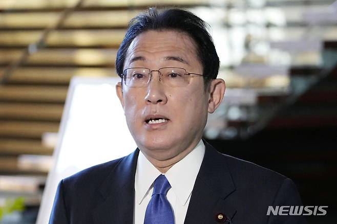 [도쿄=AP/뉴시스]지난 5일 일본 수도 도쿄 소재 총리 관저를 들어가기 앞서 기시다 후미오 총리가 기자들에게 발언하고 있다. 2022.01.21.