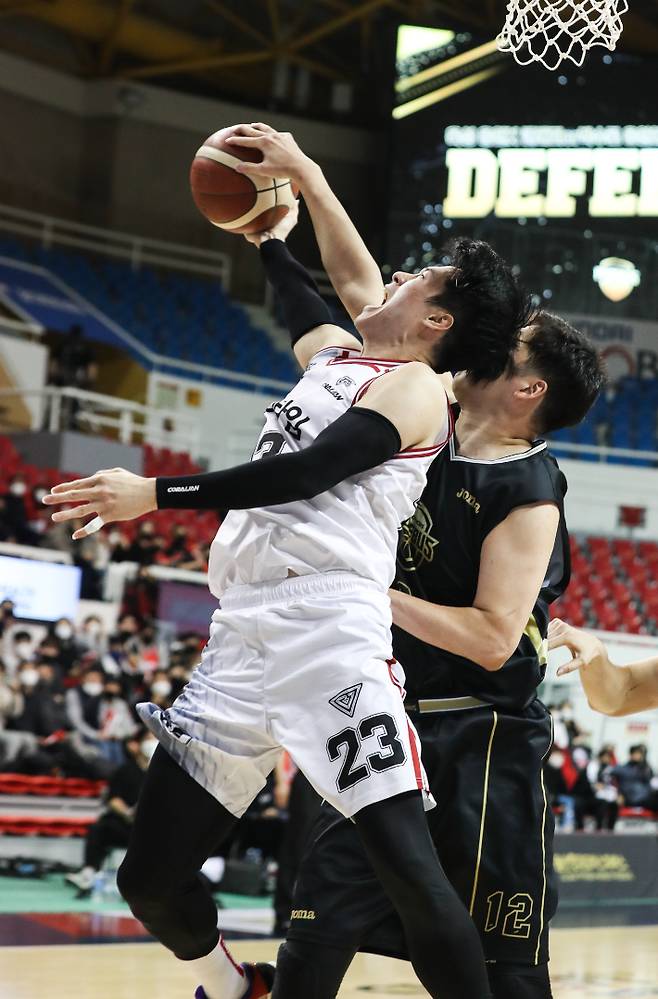 울산 현대모비스 함지훈이 KGC인삼공사 전성현의 마지막 슛을 블록하고 있다. KBL 제공